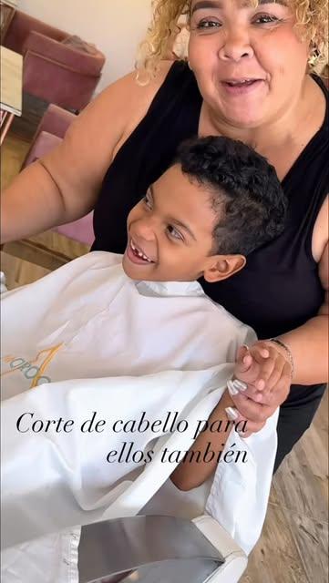 Niño sonriendo durante su corte de cabello