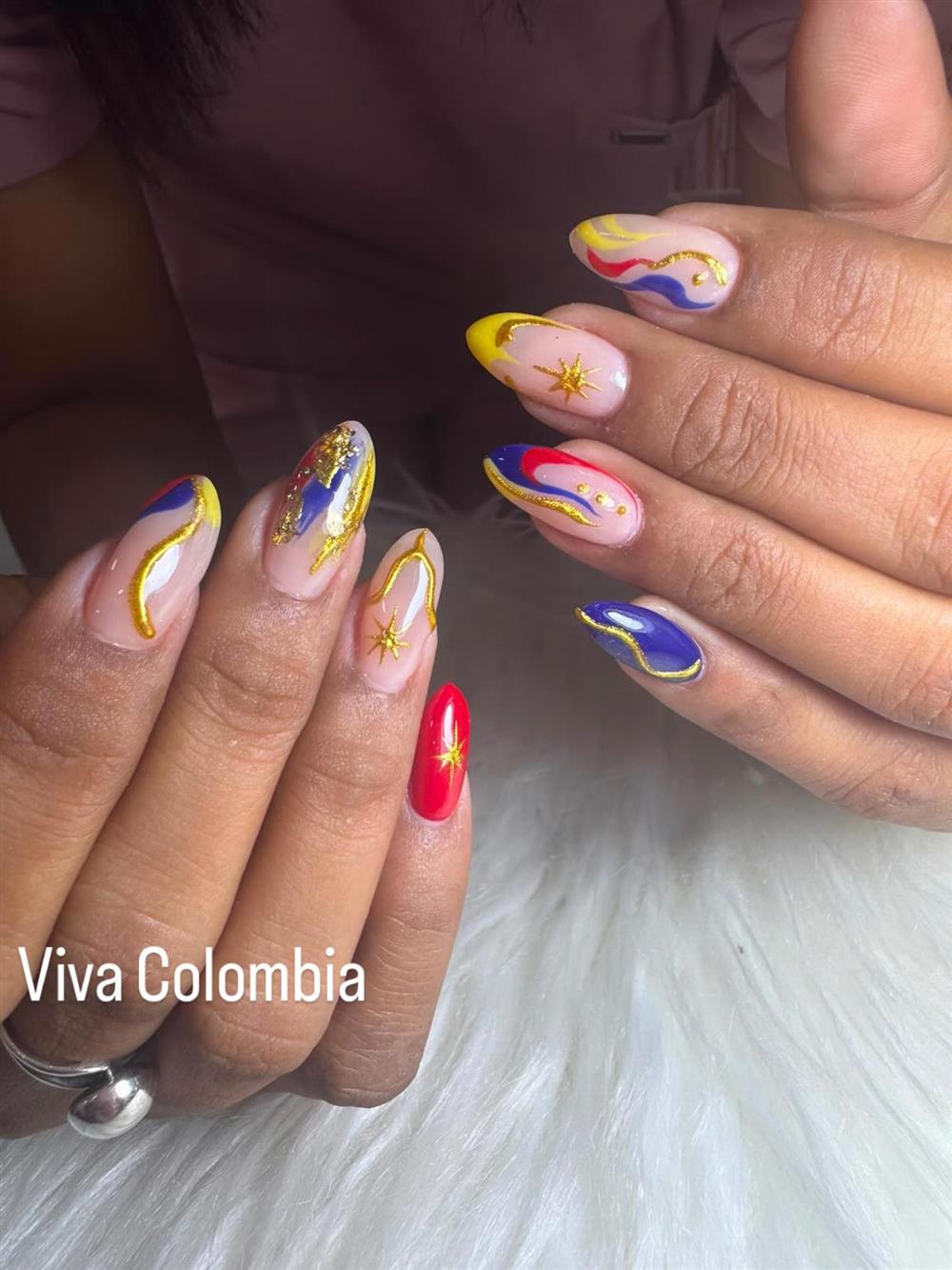 Uñas con ondas amarillo, azul y rojo de la bandera de Colombia