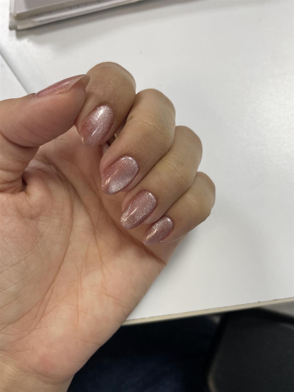 Uñas semipermanentes con efecto cromado