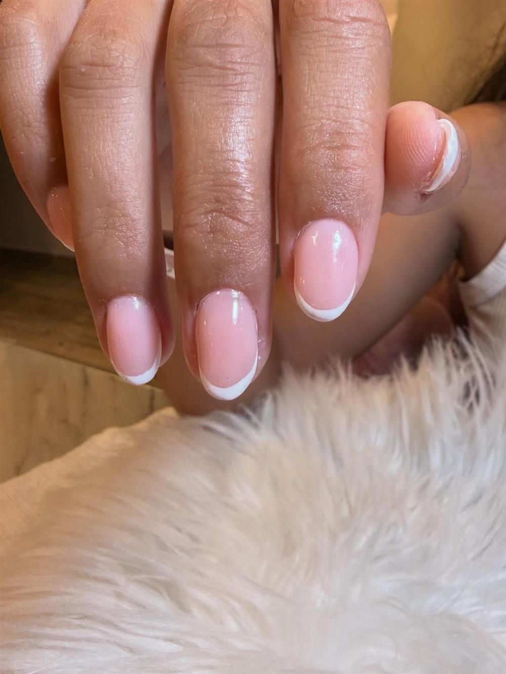 Manicure francesa en uñas cortas