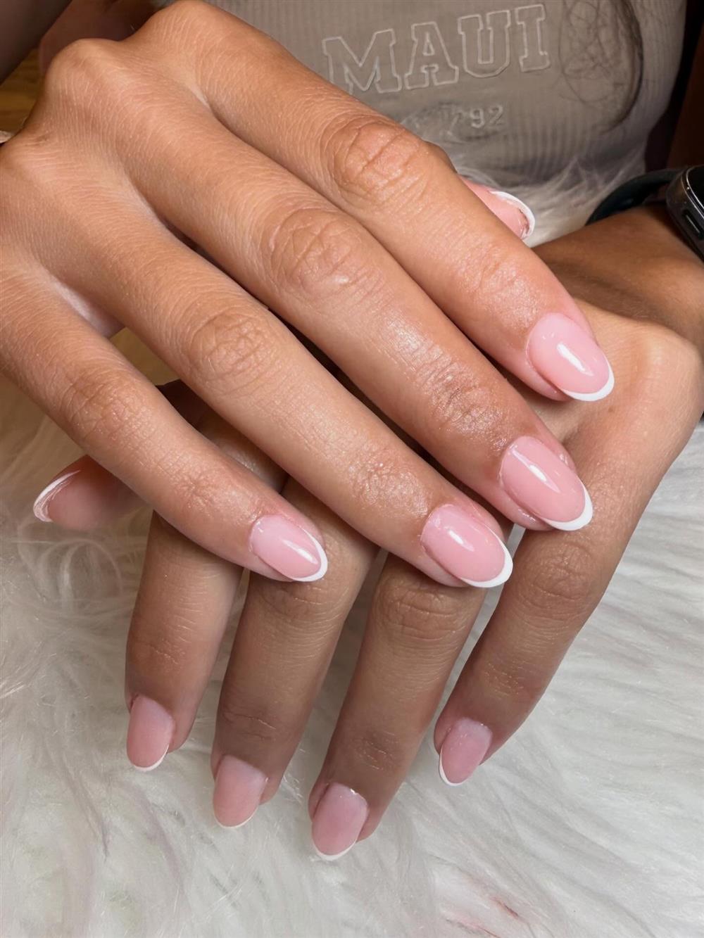 Manicure francesa sobre peluche blanco