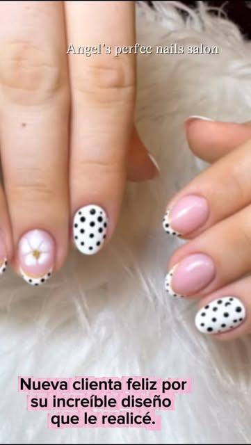 Uñas con lunares negros y una flor