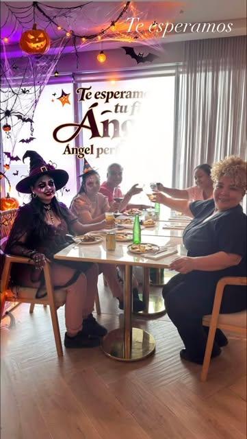Clientas compartiendo en la mesa del salón